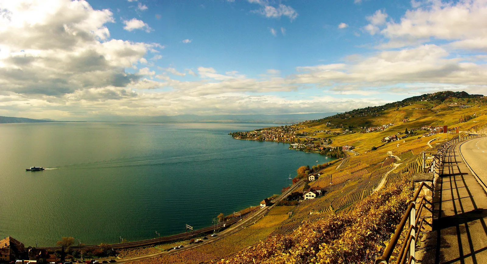 Les terrasses de Lavaux et le lac Léman, entre France et Suisse